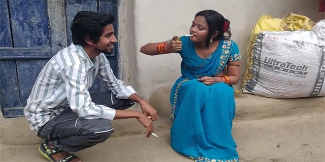 Video of fucking the village's sister-in-law after giving her a cigarette. Desivideo.net - Hindi Sex Videos