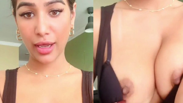 Bollywood actress Punam Pandey apni boobs sahlati hui