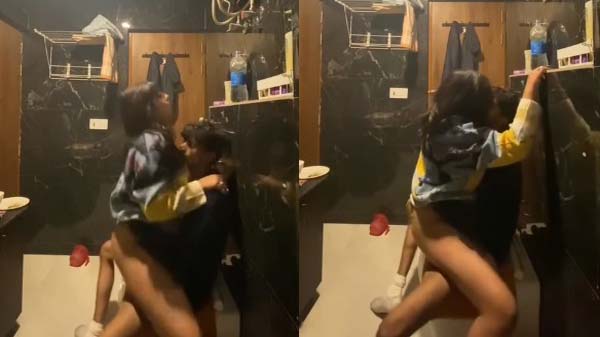 Indian girlfriend ki bathroom mein chut chudai